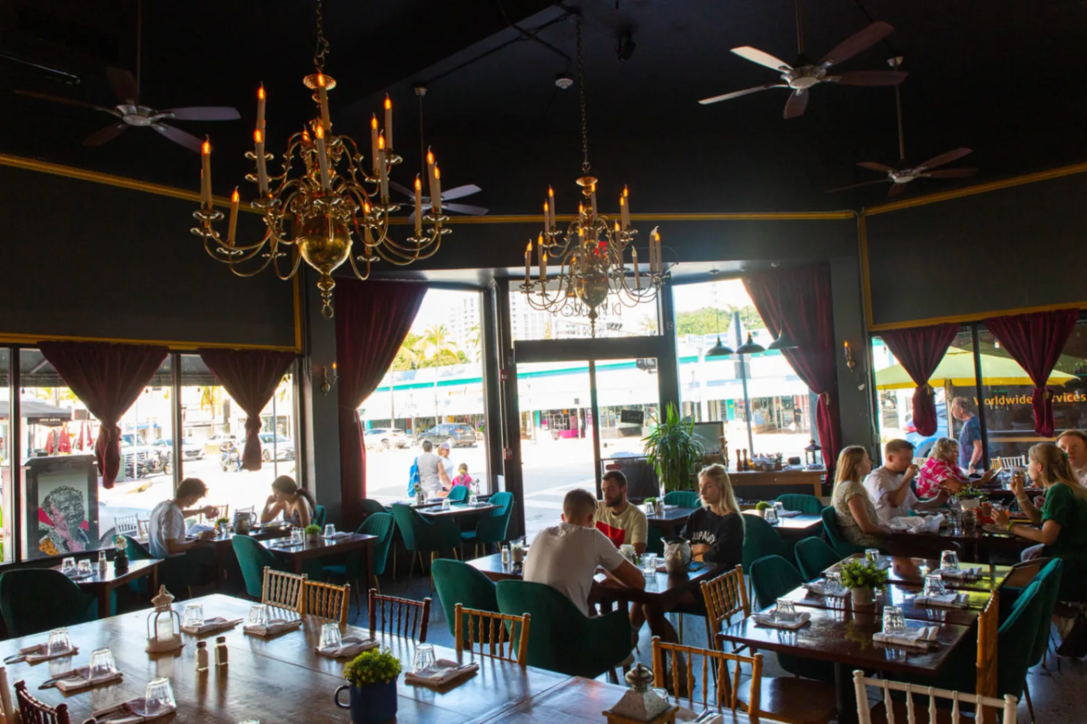Di Mauro’s Italian Restaurant & Bar - Interior